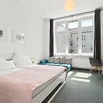 33 Abcd Alexanderplatz *